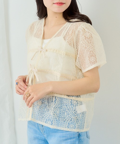 MAGASIN DE MODE Chou Chou(マガジンデモードシュシュ)の「【MAGASIN DE MODE Chou Chou】レースシャーリングブラウス DTK※(シャツ/ブラウス・レディース・ブルー/アイボリー/ブラック・FREE)」の4枚目の写真