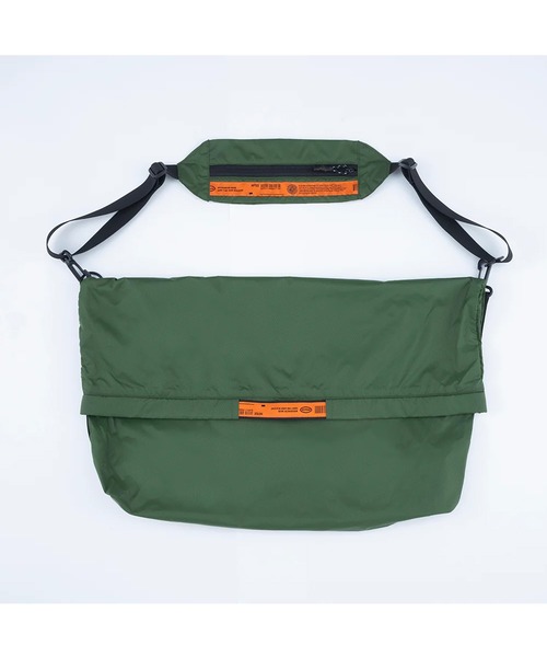 GLOBAL FORME CONCRETE（グローバルフォルムコンクリート）の「【WEEKEND(ER)】LW PACKABLE S（ショルダーバッグ・メンズ・オレンジ/ネイビー・S）」の9枚目の写真