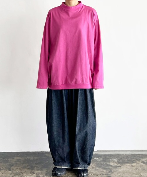 HARVESTY(ハーベスティ)の「HARVESTY / ハーベスティー MOCK NECK EGG L/S TEE (A52503) エッグTシャツ モックネック ビッグシルエット 長袖Tシャツ(Tシャツ/カットソー・レディース・ブラック/ワイン/オフホワイト/ブルー・1)」の4枚目の写真