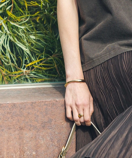 Gready Brilliant（グレディブリリアン）の「カーブバングル（バングル/リストバンド・レディース・シルバー/ゴールド・FREE）」の6枚目の写真