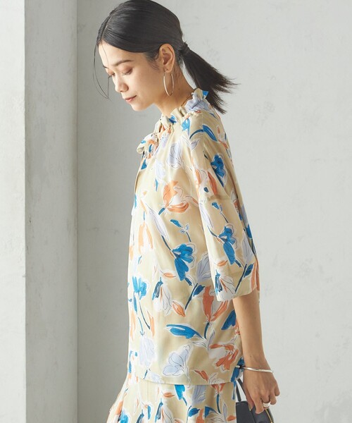【シップス　ウィメン】IPEKER 花柄 フリル ネック リボン 半袖 ブラウス IPEKER 花柄 フリル ネック リボン 半袖 ブラウス｜ SHIPS 公式