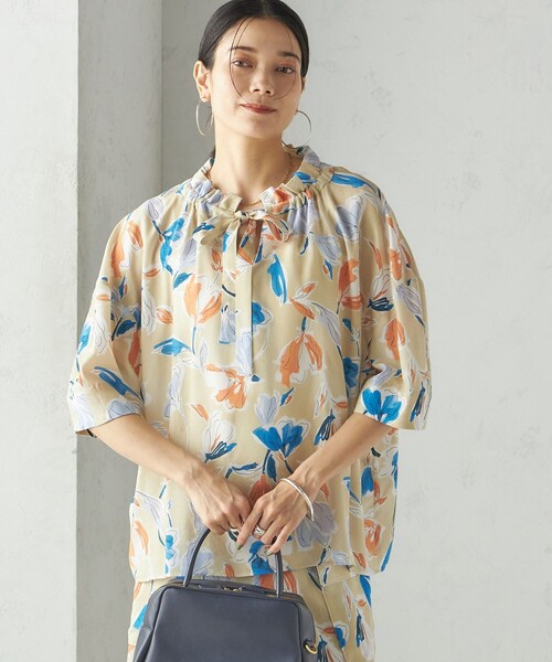 【シップス　ウィメン】IPEKER 花柄 フリル ネック リボン 半袖 ブラウス IPEKER 花柄 フリル ネック リボン 半袖 ブラウス｜ SHIPS 公式
