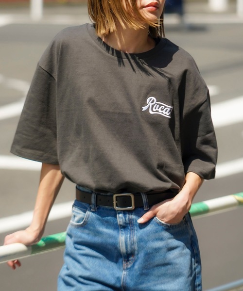 RVCA(ルーカ)の「RVCA メンズ PEN SCRIPT SS Tシャツ 【2025年春夏モデル】/ルーカロゴバックプリント半袖Tシャツ(Tシャツ/カットソー・メンズ・ブラック/グレー系その他/ブラック系その他/グリーン系その他/ホワイト・SMALL/MEDIUM/LARGE/X-LARGE)」の4枚目の写真