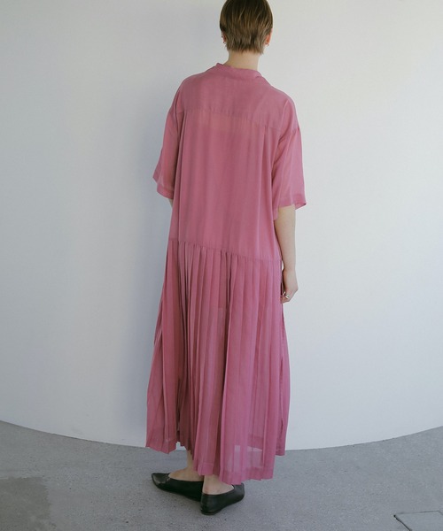 MANOF(マノフ)の「SHEER PLEATS ONE PIECE(ワンピース・レディース・ブラック/ピンク・S/M)」の7枚目の写真