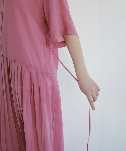 MANOF(マノフ)の「SHEER PLEATS ONE PIECE(ワンピース・レディース・ブラック/ピンク・S/M)」の10枚目の写真