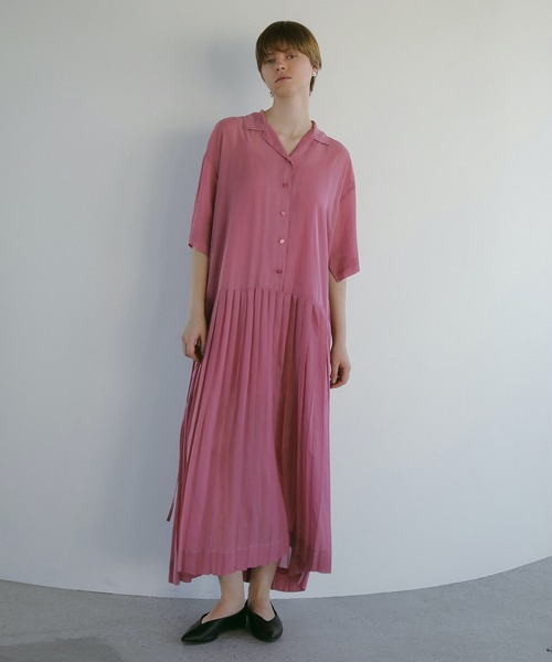 MANOF(マノフ)の「SHEER PLEATS ONE PIECE(ワンピース・レディース・ブラック/ピンク・S/M)」の3枚目の写真