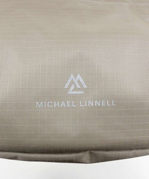 MICHAEL LINNELL(マイケル リンネル)の「【MICHAEL LINNELL/マイケルリンネル】Mini Shoulder ショルダーバッグ リフレクター ワンポイントブランドロゴ 撥水(ショルダーバッグ・メンズ・ベージュ・FREE)」の2枚目の写真