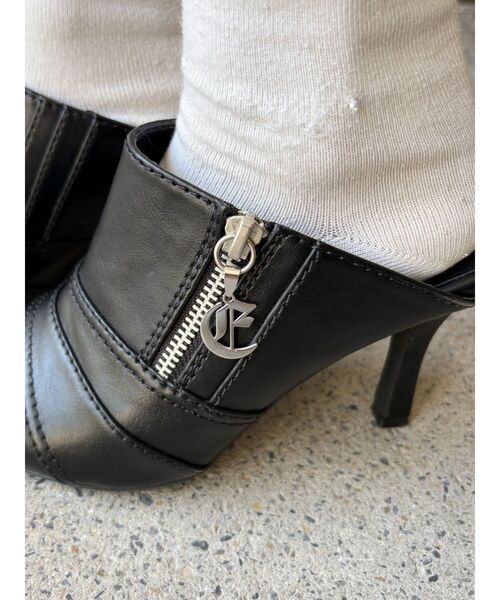 EVRIS（エヴリス）の「Eチャームポインテッドトゥミュール（サンダル・レディース・ブラック/インディゴブルー・SMALL/MEDIUM/LARGE）」の4枚目の写真