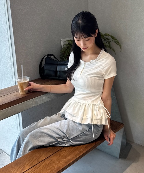 mellowneon（メロウネオン）の「ヘンリーネックフリルドッキングトップス（Tシャツ/カットソー・レディース・アイボリー・FREE）」の6枚目の写真