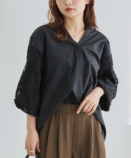LAVEANGE（ラビアンジェ）の「バテンレース切替ブラウス（シャツ/ブラウス・レディース・ベージュ/アイボリー/ブラック・5L/4L/3L/LL/M）」の3枚目の写真