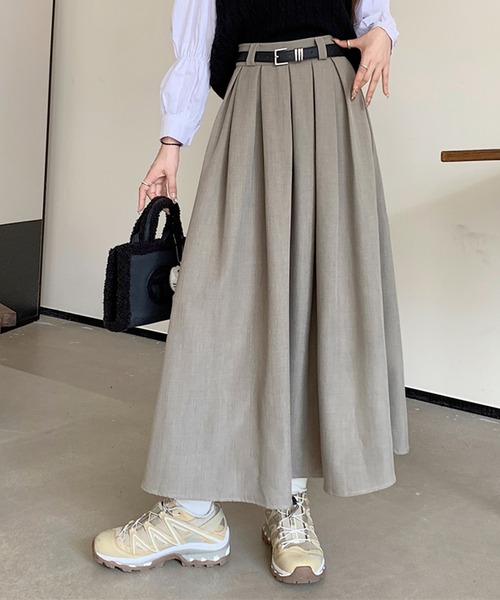 on:nue(オンニュ)の「【on:nue】ハイウエストタックフレアロングスカート(スカート・レディース・ベージュ/ブラック・MEDIUM/SMALL)」の6枚目の写真