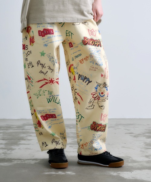 Revo.（レボ）の「Revo. イラストタッチ 総柄プリント イージーパンツ（その他パンツ・メンズ・アイボリー/キナリ・2/1）」の2枚目の写真