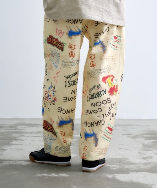 Revo.（レボ）の「Revo. イラストタッチ 総柄プリント イージーパンツ（その他パンツ・メンズ・アイボリー/キナリ・2/1）」の5枚目の写真
