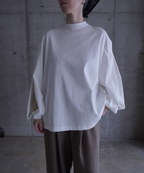 k3&co.(ケイスリーアンドコー)の「Pleated shoulder top(Tシャツ/カットソー・レディース・ホワイト/チャコール・ONE SIZE)」の1枚目の写真