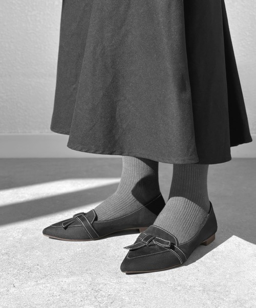 MAMIAN(マミアン)の「ポインテッドトゥ ステッチリボンデザイン フラットパンプス(パンプス・レディース・チャコールグレー/ブラック・23.5cm/24.5cm/24.0cm/23.0cm/22.5cm/25.0cm)」の2枚目の写真