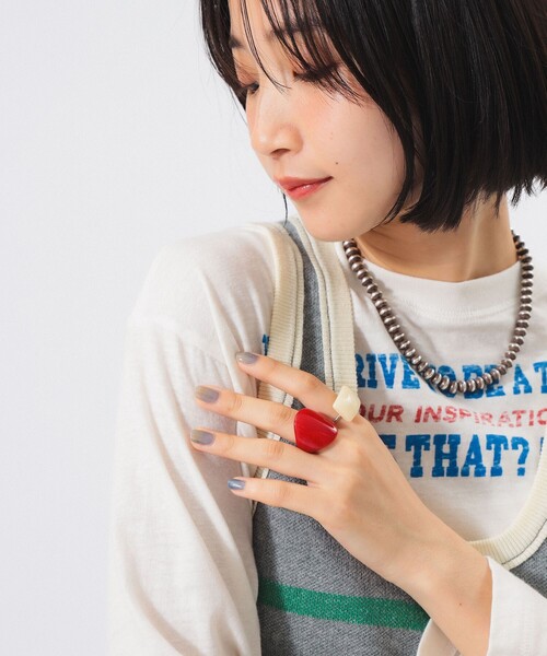 BEAMS BOY（ビームスボーイ）の「レトロ 樹脂 リング 2セット（リング・レディース・グリーン/サックスブルー/オフホワイト/レッド・ONE SIZE）」の4枚目の写真
