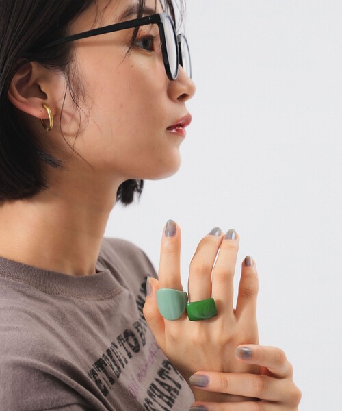 BEAMS BOY（ビームスボーイ）の「レトロ 樹脂 リング 2セット（リング・レディース・グリーン/サックスブルー/オフホワイト/レッド・ONE SIZE）」の5枚目の写真