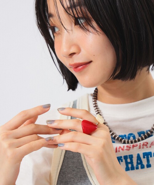 BEAMS BOY（ビームスボーイ）の「レトロ 樹脂 リング 2セット（リング・レディース・グリーン/サックスブルー/オフホワイト/レッド・ONE SIZE）」の6枚目の写真
