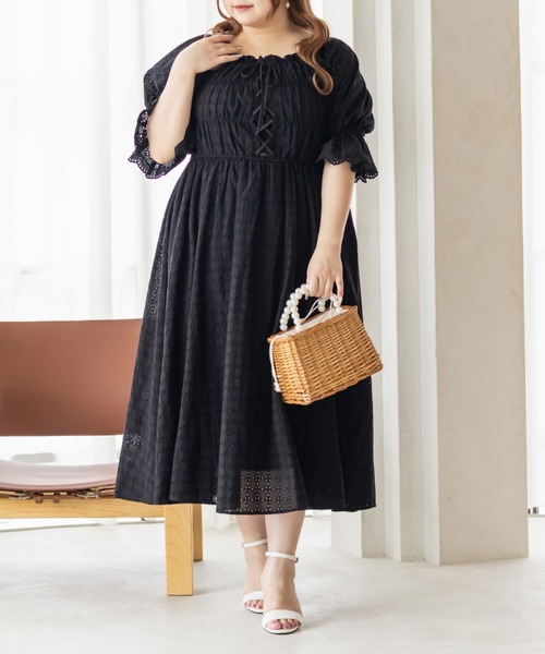 CLETTE(クレット)の「アイレットレースシャーリングワンピース(ワンピース・レディース・ブラック/オフホワイト/ブルー・LL/3L/4L)」の1枚目の写真
