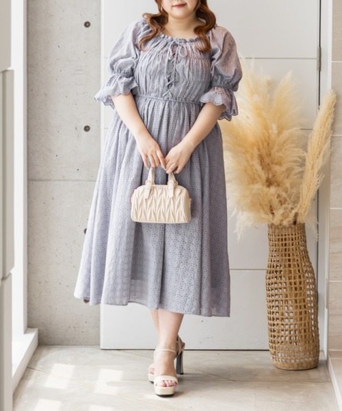 CLETTE(クレット)の「アイレットレースシャーリングワンピース(ワンピース・レディース・ブラック/オフホワイト/ブルー・LL/3L/4L)」の5枚目の写真