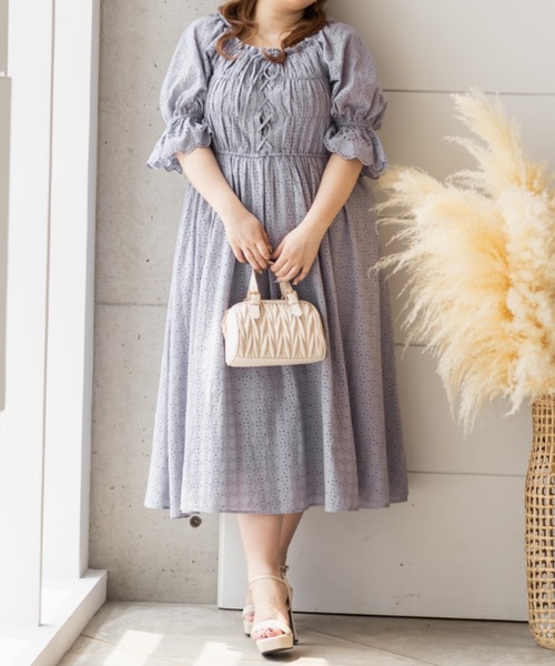 CLETTE(クレット)の「アイレットレースシャーリングワンピース(ワンピース・レディース・ブラック/オフホワイト/ブルー・LL/3L/4L)」の6枚目の写真