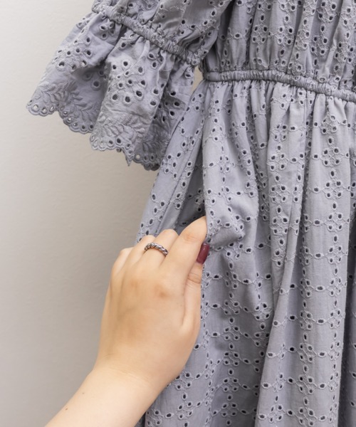 CLETTE(クレット)の「アイレットレースシャーリングワンピース(ワンピース・レディース・ブラック/オフホワイト/ブルー・LL/3L/4L)」の15枚目の写真
