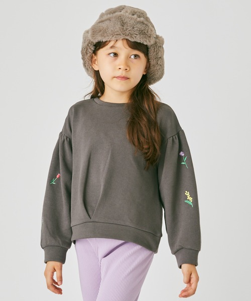 ever closet(エバークローゼット)の「袖刺繍 トレーナー(Tシャツ/カットソー・キッズ・ブラウン系その他3/ベージュ/チャコール/グリーン/イエロー系その他/ラベンダー/ミント/ピンク/スモークピンク・80cm/90cm/100cm/110cm/120cm/130cm/140cm/150cm/160cm)」の2枚目の写真