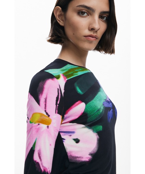 Desigual(デシグアル)の「水彩画風フローラル長袖Tシャツ ブラック(Tシャツ/カットソー・レディース・ブラック・M/L/XL/XS/S)」の5枚目の写真