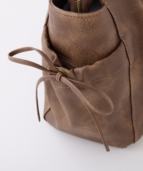 one after another NICE CLAUP(ワンアフターアナザーナイスクラップ)の「【Seemi.】ドロストバッグ(ショルダーバッグ・レディース・チャコールグレー/ブラウン/ベージュ・FREE)」の12枚目の写真