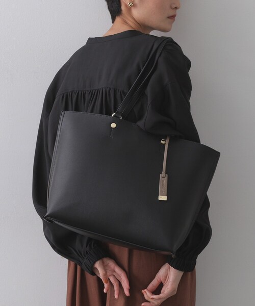 OPAQUE.CLIP（オペークドットクリップ）の「【名品／A4サイズ対応】バイカラースムーストートバッグ（トートバッグ・レディース・ベージュ系4/チャコール/ブラウン系その他5/ブラック系4/ブルー系7・00）」の2枚目の写真