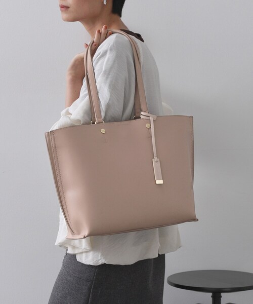 OPAQUE.CLIP（オペークドットクリップ）の「【名品／A4サイズ対応】バイカラースムーストートバッグ（トートバッグ・レディース・ベージュ系4/チャコール/ブラウン系その他5/ブラック系4/ブルー系7・00）」の4枚目の写真