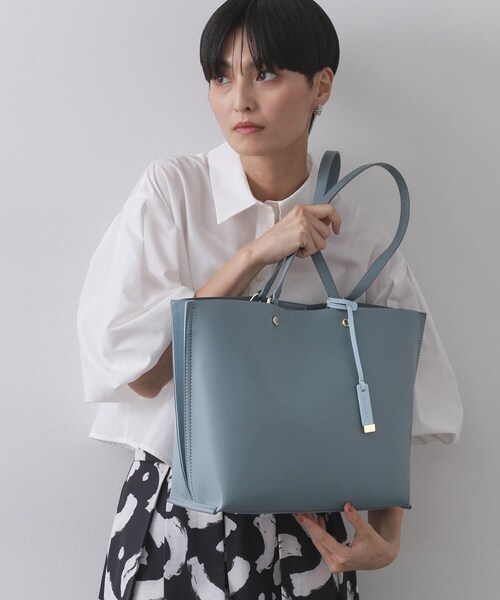 OPAQUE.CLIP（オペークドットクリップ）の「【名品／A4サイズ対応】バイカラースムーストートバッグ（トートバッグ・レディース・ベージュ系4/チャコール/ブラウン系その他5/ブラック系4/ブルー系7・00）」の5枚目の写真