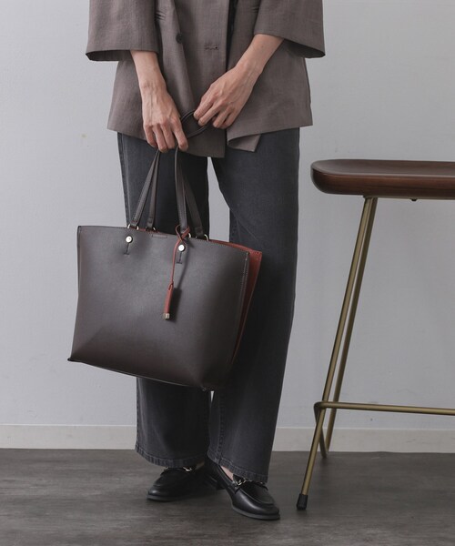 OPAQUE.CLIP（オペークドットクリップ）の「【名品／A4サイズ対応】バイカラースムーストートバッグ（トートバッグ・レディース・ベージュ系4/チャコール/ブラウン系その他5/ブラック系4/ブルー系7・00）」の3枚目の写真