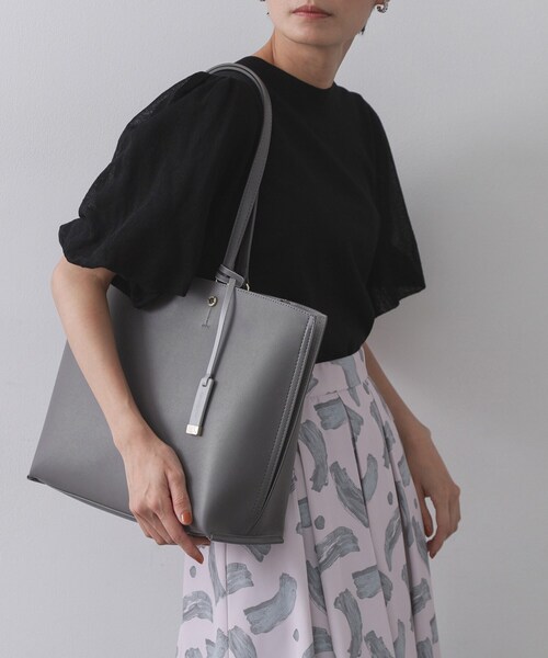 OPAQUE.CLIP（オペークドットクリップ）の「【名品／A4サイズ対応】バイカラースムーストートバッグ（トートバッグ・レディース・ベージュ系4/チャコール/ブラウン系その他5/ブラック系4/ブルー系7・00）」の6枚目の写真