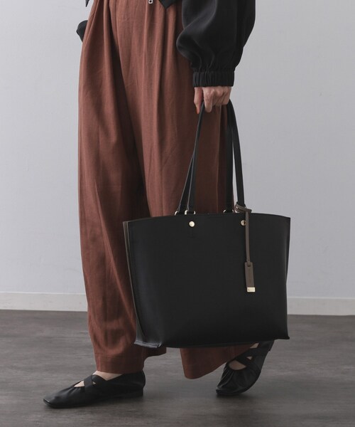 OPAQUE.CLIP（オペークドットクリップ）の「【名品／A4サイズ対応】バイカラースムーストートバッグ（トートバッグ・レディース・ベージュ系4/チャコール/ブラウン系その他5/ブラック系4/ブルー系7・00）」の8枚目の写真