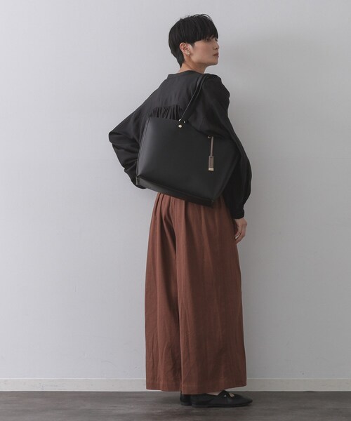 OPAQUE.CLIP（オペークドットクリップ）の「【名品／A4サイズ対応】バイカラースムーストートバッグ（トートバッグ・レディース・ベージュ系4/チャコール/ブラウン系その他5/ブラック系4/ブルー系7・00）」の9枚目の写真