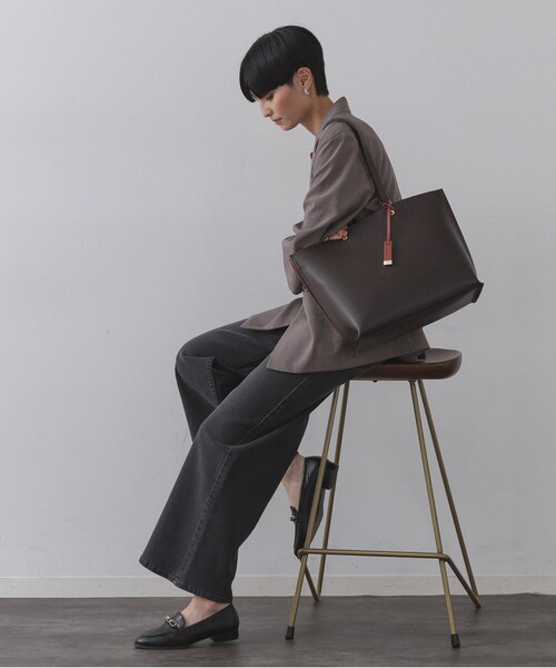 OPAQUE.CLIP（オペークドットクリップ）の「【名品／A4サイズ対応】バイカラースムーストートバッグ（トートバッグ・レディース・ベージュ系4/チャコール/ブラウン系その他5/ブラック系4/ブルー系7・00）」の11枚目の写真