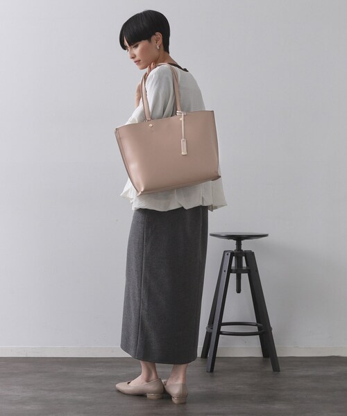 OPAQUE.CLIP（オペークドットクリップ）の「【名品／A4サイズ対応】バイカラースムーストートバッグ（トートバッグ・レディース・ベージュ系4/チャコール/ブラウン系その他5/ブラック系4/ブルー系7・00）」の13枚目の写真