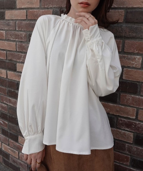 CORNERS(コーナーズ)の「サテンフリルネックブラウス(シャツ/ブラウス・レディース・アイボリー/ブラック/ホワイト・M)」の2枚目の写真