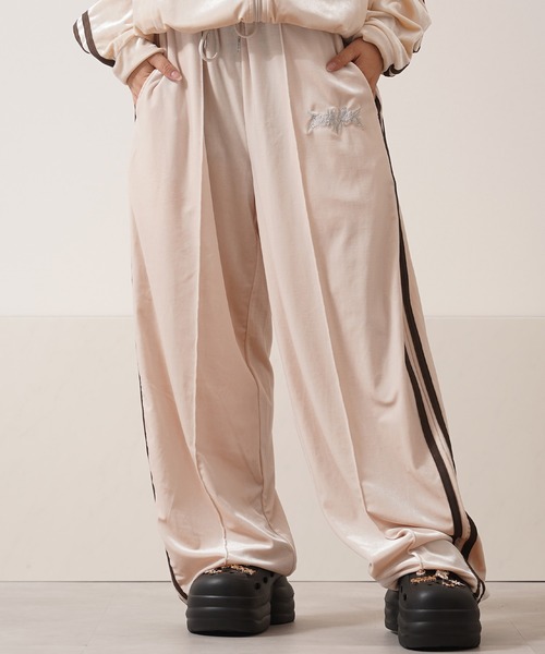 1111clothing（ワンフォークロージング）の「【セットアップ 対応】 サイドライン ベロア トラックパンツ / Side Line Velour Track Pants（スウェットパンツ・メンズ・ブラック/ブラウン/アイボリー・M/L）」の2枚目の写真