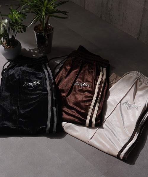 1111clothing（ワンフォークロージング）の「【セットアップ 対応】 サイドライン ベロア トラックパンツ / Side Line Velour Track Pants（スウェットパンツ・メンズ・ブラック/ブラウン/アイボリー・M/L）」の4枚目の写真