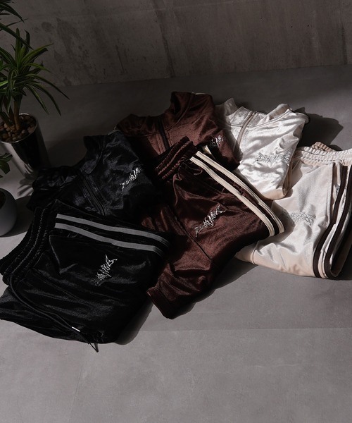 1111clothing（ワンフォークロージング）の「【セットアップ 対応】 サイドライン ベロア トラックパンツ / Side Line Velour Track Pants（スウェットパンツ・メンズ・ブラック/ブラウン/アイボリー・M/L）」の5枚目の写真