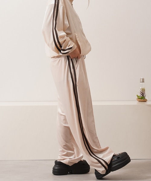 1111clothing（ワンフォークロージング）の「【セットアップ 対応】 サイドライン ベロア トラックパンツ / Side Line Velour Track Pants（スウェットパンツ・メンズ・ブラック/ブラウン/アイボリー・M/L）」の11枚目の写真