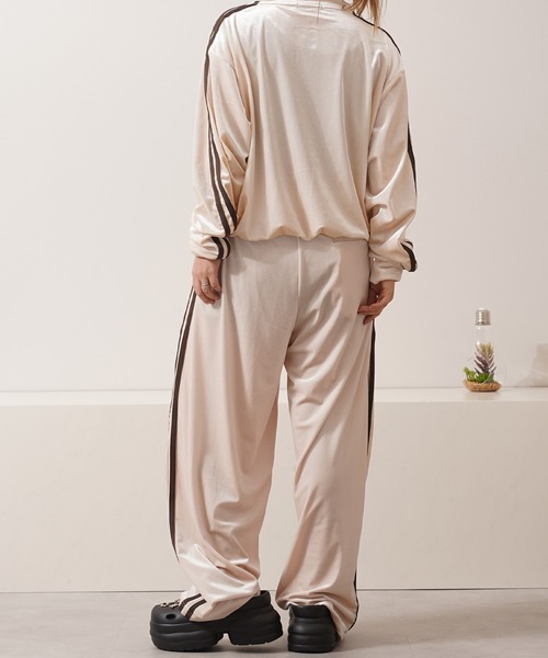 1111clothing（ワンフォークロージング）の「【セットアップ 対応】 サイドライン ベロア トラックパンツ / Side Line Velour Track Pants（スウェットパンツ・メンズ・ブラック/ブラウン/アイボリー・M/L）」の12枚目の写真