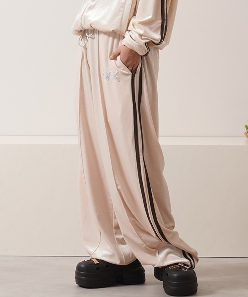 1111clothing（ワンフォークロージング）の「【セットアップ 対応】 サイドライン ベロア トラックパンツ / Side Line Velour Track Pants（スウェットパンツ・メンズ・ブラック/ブラウン/アイボリー・M/L）」の13枚目の写真