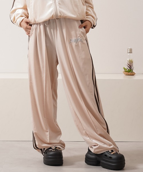 1111clothing（ワンフォークロージング）の「【セットアップ 対応】 サイドライン ベロア トラックパンツ / Side Line Velour Track Pants（スウェットパンツ・メンズ・ブラック/ブラウン/アイボリー・M/L）」の14枚目の写真
