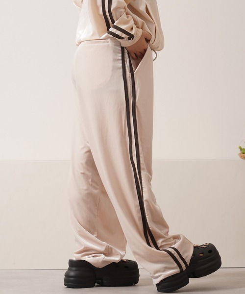 1111clothing（ワンフォークロージング）の「【セットアップ 対応】 サイドライン ベロア トラックパンツ / Side Line Velour Track Pants（スウェットパンツ・メンズ・ブラック/ブラウン/アイボリー・M/L）」の9枚目の写真