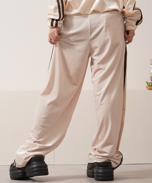 1111clothing（ワンフォークロージング）の「【セットアップ 対応】 サイドライン ベロア トラックパンツ / Side Line Velour Track Pants（スウェットパンツ・メンズ・ブラック/ブラウン/アイボリー・M/L）」の10枚目の写真