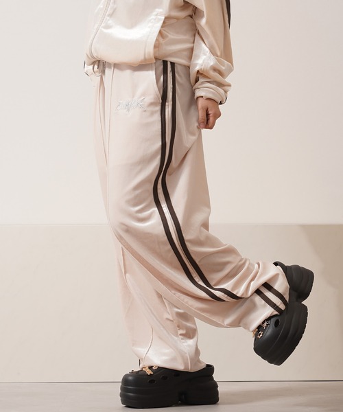 1111clothing（ワンフォークロージング）の「【セットアップ 対応】 サイドライン ベロア トラックパンツ / Side Line Velour Track Pants（スウェットパンツ・メンズ・ブラック/ブラウン/アイボリー・M/L）」の8枚目の写真