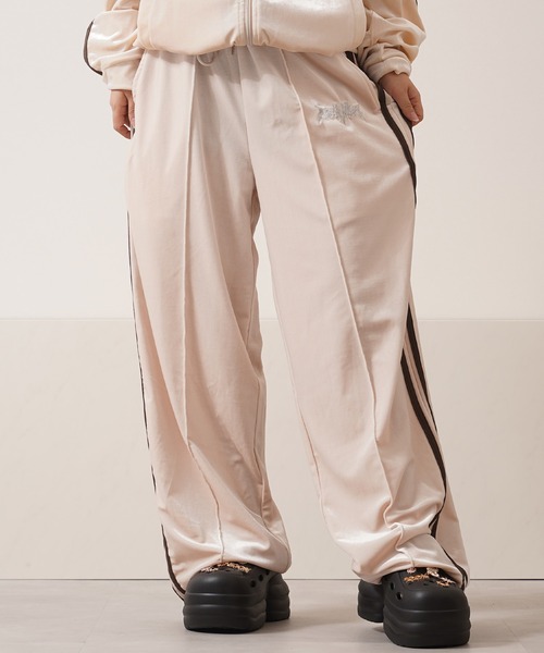 1111clothing（ワンフォークロージング）の「【セットアップ 対応】 サイドライン ベロア トラックパンツ / Side Line Velour Track Pants（スウェットパンツ・メンズ・ブラック/ブラウン/アイボリー・M/L）」の7枚目の写真
